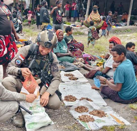 Personel Operasi Damai Cartenz berbelanja dan berinteraksi dengan mama-mama Papua di Pasar Sinak