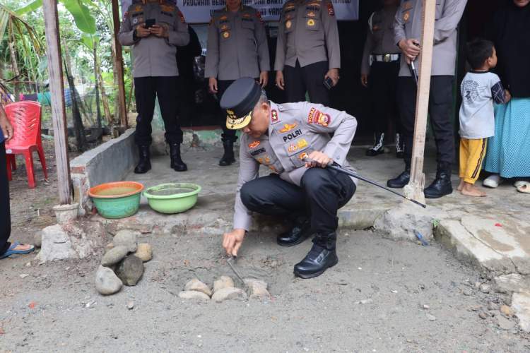 Kapolda Bengkulu melakukan peletakan batu pertama bedah rumah ke-71 di Sawah Lebar