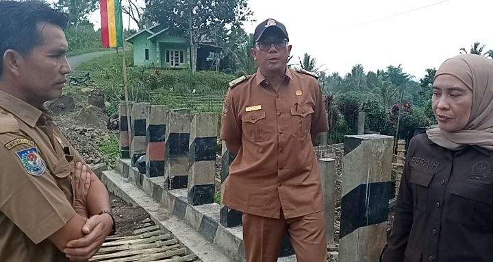 Waka I DPRD Rejang Lebong Pera Hariyani sidak lokasi jalan longsor Desa Air Merah