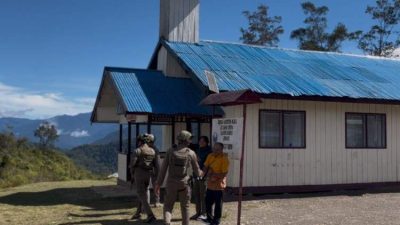 Personel Ops Damai Cartenz melakukan patroli dan pengamanan ibadah di Sinak Papua Tengah