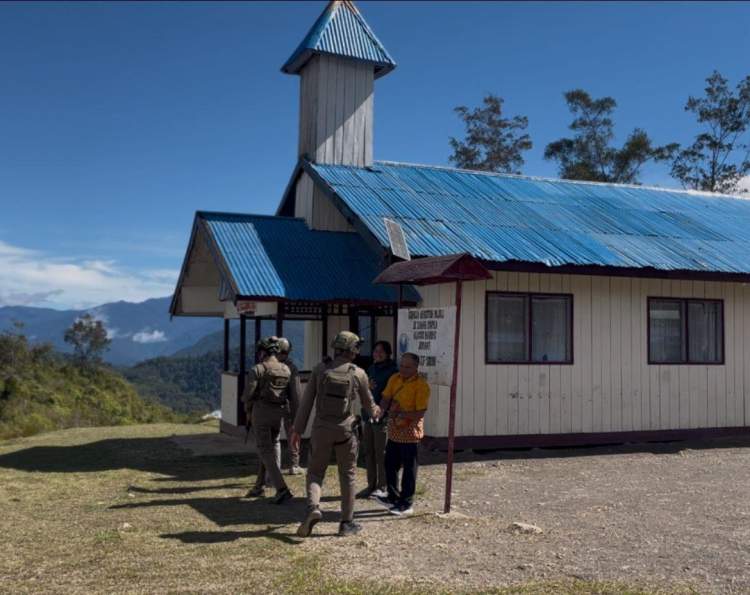 Personel Ops Damai Cartenz melakukan patroli dan pengamanan ibadah di Sinak Papua Tengah