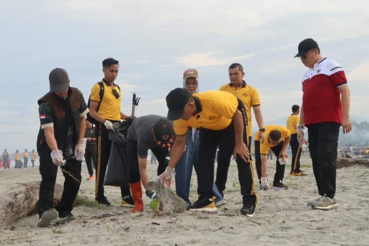 Kapolda Bengkulu memimpin aksi bersih pantai GEMPAR GEMPITA ASRI di Pantai Zakat