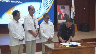 Wakil Gubernur Mian menyerahkan LKPD 2025 kepada Kepala BPK RI Perwakilan Bengkulu, Arif Agus, Selasa (31/3/2026)