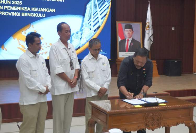 Wakil Gubernur Mian menyerahkan LKPD 2025 kepada Kepala BPK RI Perwakilan Bengkulu, Arif Agus, Selasa (31/3/2026)