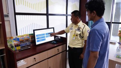 Warga mengurus sertipikat tanah mandiri di Kantor Pertanahan Jakarta