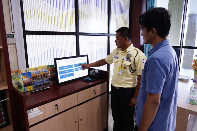 Warga mengurus sertipikat tanah mandiri di Kantor Pertanahan Jakarta