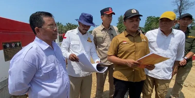 Komisi III DPRD Bengkulu meninjau lokasi ambrolnya Jembatan Air Matan di Seluma Selatan bersama pejabat dan kontraktor