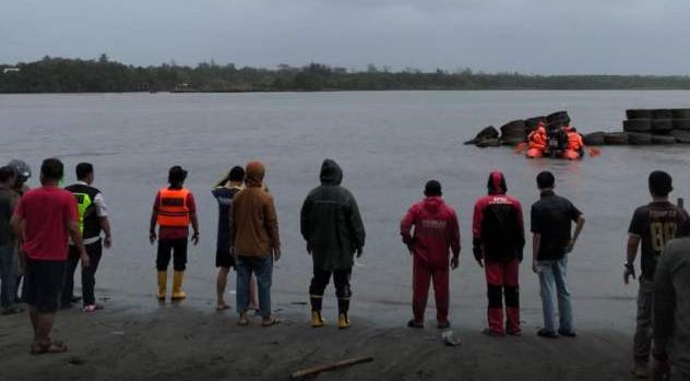 Tim SAR melakukan pencarian korban kapal nelayan karam di perairan Pantai Pasir Putih Bengkulu saat cuaca buruk