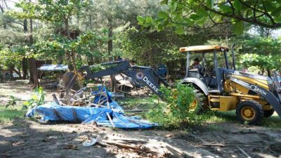 Petugas gabungan menertibkan pondok pedagang di kawasan Pantai Panjang Bengkulu