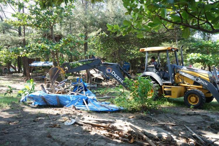 Petugas gabungan menertibkan pondok pedagang di kawasan Pantai Panjang Bengkulu