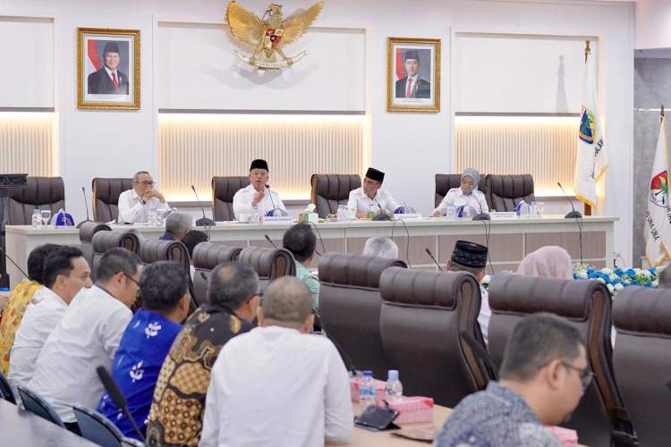 Menteri ATR Nusron Wahid memimpin rapat koordinasi perlindungan lahan sawah dan penyerahan sertipikat hak pakai di Sulawesi Tengah