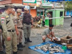 Satpol PP Tertibkan Pedagang Pasar Minggu, Trotoar Dibersihkan