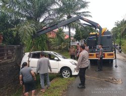 SAR Polda Bengkulu Evakuasi Mobil Terseret Banjir