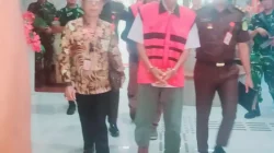 Petugas kejaksaan mengamankan tersangka kasus korupsi program air bersih Pamsimas di Mukomuko