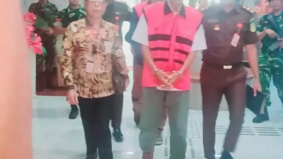 Petugas kejaksaan mengamankan tersangka kasus korupsi program air bersih Pamsimas di Mukomuko