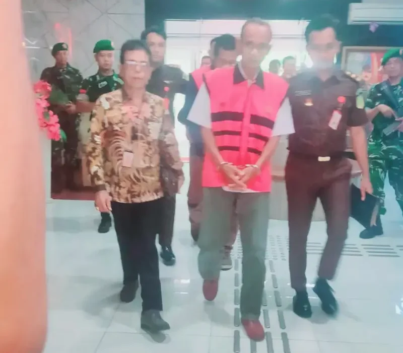 Petugas kejaksaan mengamankan tersangka kasus korupsi program air bersih Pamsimas di Mukomuko