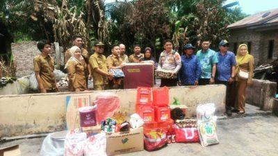 Petugas Dinas Sosial Asahan menyalurkan bantuan kepada korban kebakaran di Desa Air Genting Kecamatan Air Batu