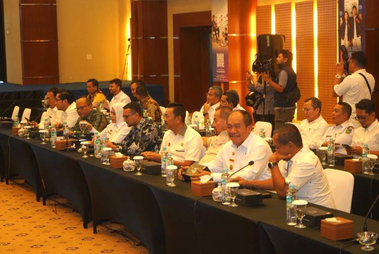 Rapat kunjungan kerja Komisi II DPR RI di Kantor Bank Sumut membahas evaluasi BUMD di Sumatera Utara