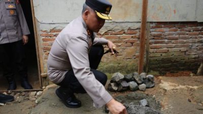 Kapolda Bengkulu melakukan peletakan batu pertama program bedah rumah untuk warga kurang mampu di Sumur Dewa