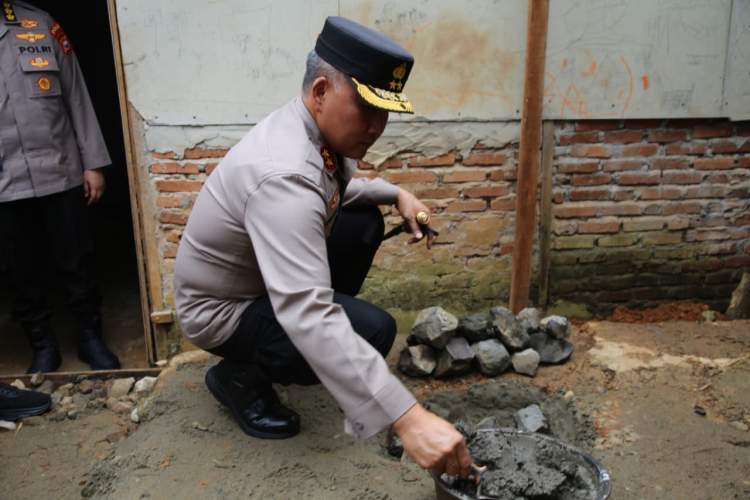 Kapolda Bengkulu melakukan peletakan batu pertama program bedah rumah untuk warga kurang mampu di Sumur Dewa
