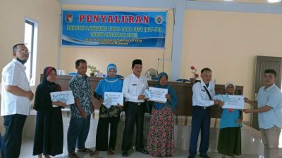 Penyaluran BLT Dana Desa kepada warga di Aula Desa Pauh Terenja Mukomuko