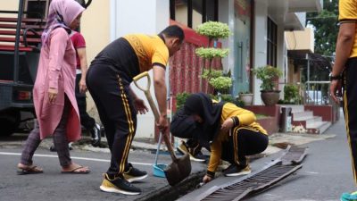 Personel Polresta Bengkulu melakukan kegiatan bersih-bersih di lingkungan Mako dalam program Indonesia ASRI