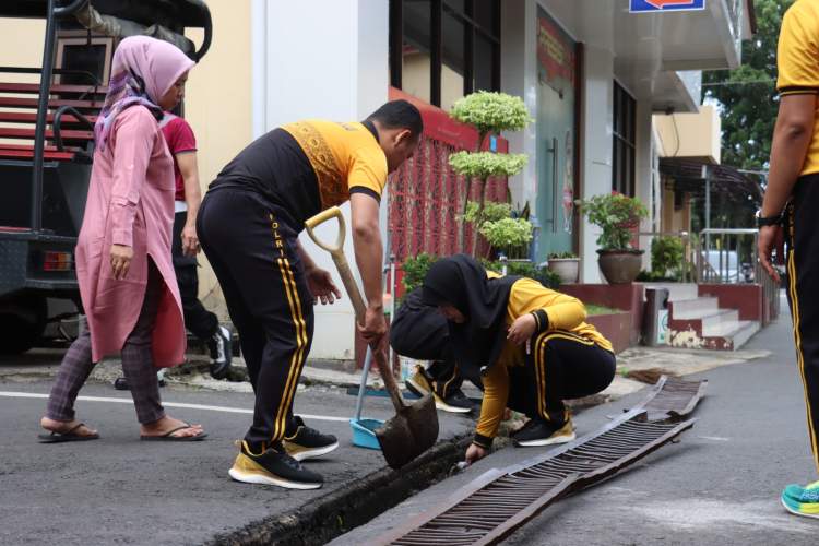 Personel Polresta Bengkulu melakukan kegiatan bersih-bersih di lingkungan Mako dalam program Indonesia ASRI