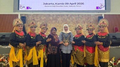 Pera Hariyani mengenakan batik Kaganga saat menghadiri Kongres KPI di Jakarta