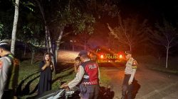 Personel Polres Seluma melakukan patroli malam di pusat keramaian untuk menjaga keamanan