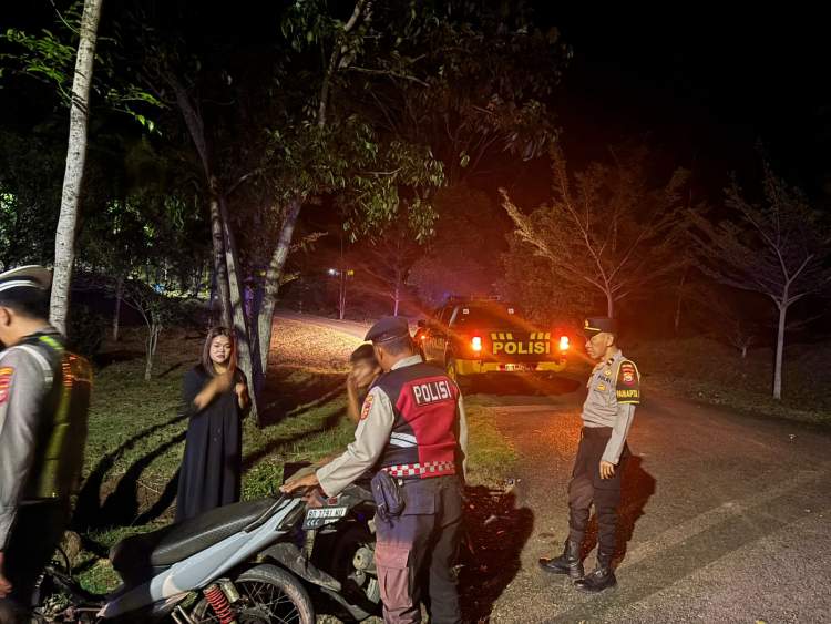 Personel Polres Seluma melakukan patroli malam di pusat keramaian untuk menjaga keamanan