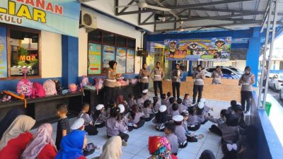 Polisi Ditlantas Polda Bengkulu mengajari siswa TK mengenal rambu lalu lintas dalam program Polsanak di Kota Bengkulu