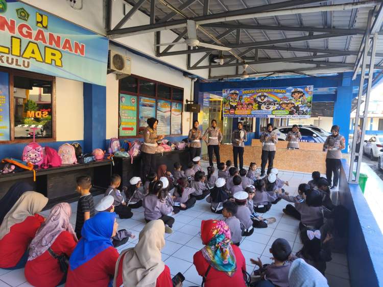 Polisi Ditlantas Polda Bengkulu mengajari siswa TK mengenal rambu lalu lintas dalam program Polsanak di Kota Bengkulu