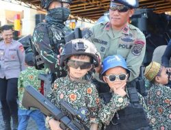 Anak SD Ini Masuk Markas Brimob, Langsung Coba Rompi Anti Peluru
