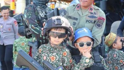 Siswa SD mencoba rompi anti peluru dan melihat kendaraan taktis saat kunjungan ke Satbrimob Polda Bengkulu