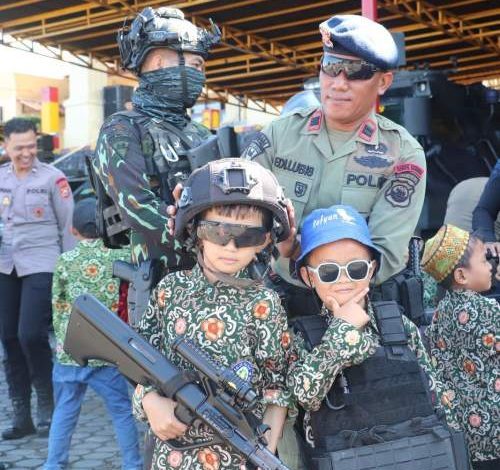 Siswa SD mencoba rompi anti peluru dan melihat kendaraan taktis saat kunjungan ke Satbrimob Polda Bengkulu