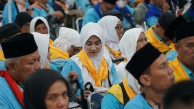 Ratusan jamaah haji Bengkulu Kloter 1 saat pelepasan keberangkatan menuju Tanah Suci di Bandara Fatmawati Soekarno Bengkulu
