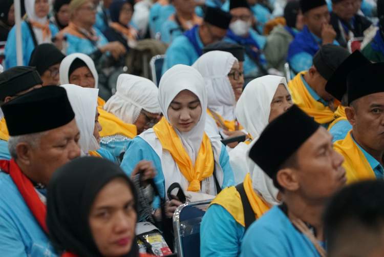 Ratusan jamaah haji Bengkulu Kloter 1 saat pelepasan keberangkatan menuju Tanah Suci di Bandara Fatmawati Soekarno Bengkulu