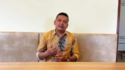 Sofyan Hadi Kepala SD Negeri Pomako 1 saat mengabdi membangun pendidikan di kawasan pesisir Pomako Mimika Papua Tengah