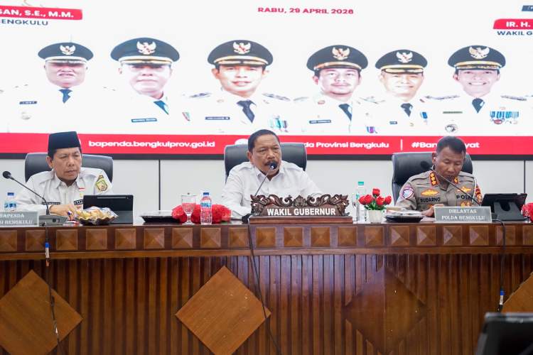 Wakil Gubernur Bengkulu Mian memimpin rapat pemutihan pajak kendaraan di Kantor Gubernur Bengkulu.
