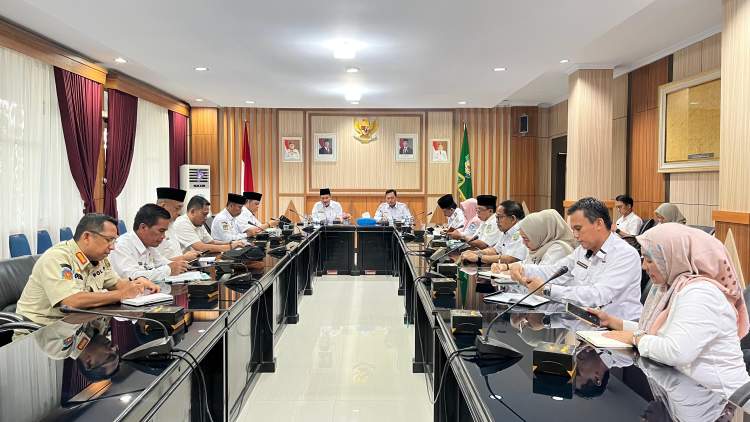 Sekda Bengkulu Herwan Antoni memimpin rapat persiapan kunjungan Menko Pangan Zulkifli Hasan di Kantor Gubernur Bengkulu.