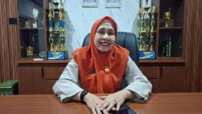 Pejabat Dinas Kesehatan Kota Bengkulu memberikan penjelasan terkait pentingnya skrining HIV di ruang kerja dengan latar trofi penghargaan