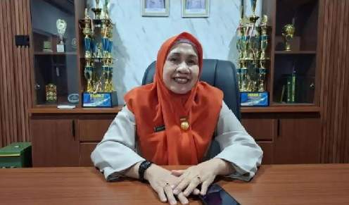 Pejabat Dinas Kesehatan Kota Bengkulu memberikan penjelasan terkait pentingnya skrining HIV di ruang kerja dengan latar trofi penghargaan