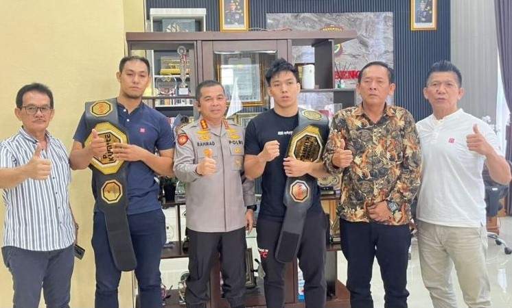 Kapolresta Bengkulu Kombes Pol Rahmad Hidayat memberikan dukungan kepada dua petarung MMA Deny Daffa dan Deny Arif sebelum berlaga di Shanghai