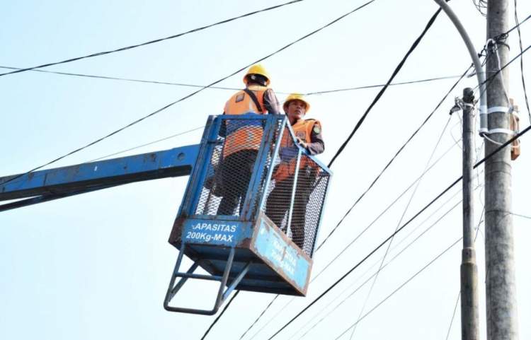 Pemasangan lampu jalan LED baru di Kota Bengkulu sebagai bagian dari program Bengkuluku Terang Benderang untuk keamanan malam hari
