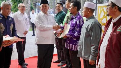 Menteri ATR Nusron Wahid menyerahkan sertipikat tanah wakaf kepada pengelola rumah ibadah di Palu Sulawesi Tengah