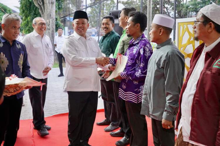 Menteri ATR Nusron Wahid menyerahkan sertipikat tanah wakaf kepada pengelola rumah ibadah di Palu Sulawesi Tengah