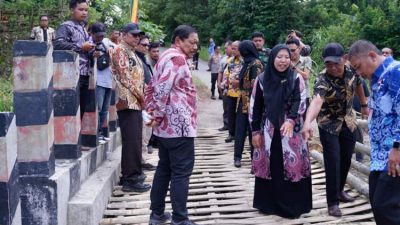 Wakil Gubernur Bengkulu Mian meninjau jembatan amblas di Desa Air Merah akibat banjir di Rejang Lebong