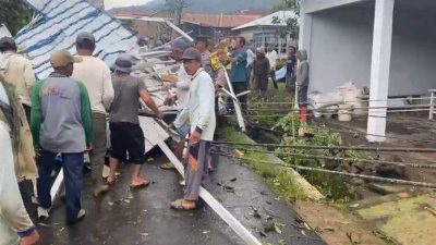 Kondisi rumah warga rusak akibat angin puting beliung di Desa Sumber Urip Rejang Lebong