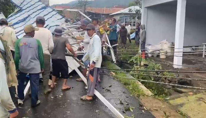 Kondisi rumah warga rusak akibat angin puting beliung di Desa Sumber Urip Rejang Lebong