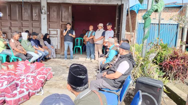 Petugas dan relawan menyalurkan bantuan terpal dan makanan kepada korban puting beliung di Desa Sumber Urip Rejang Lebong